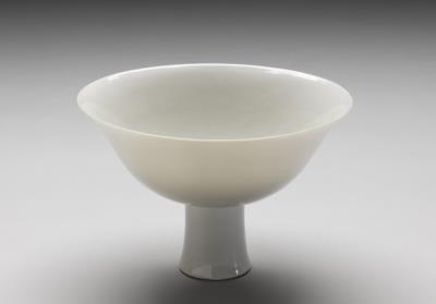 图片[2]-Stem bowl with dragon and cloud decoration in sweet-white glaze, Ming dynasty, Yongle reign (1403-1424)-China Archive